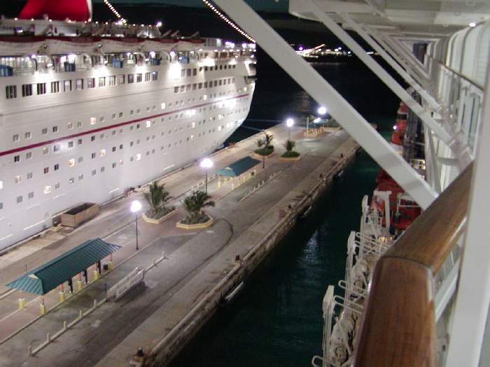 700x525 pixels (60K)