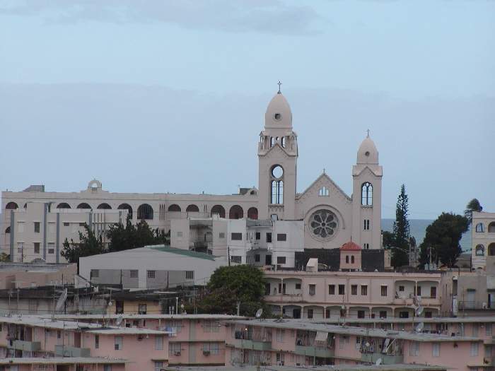 700x525 pixels (47K)