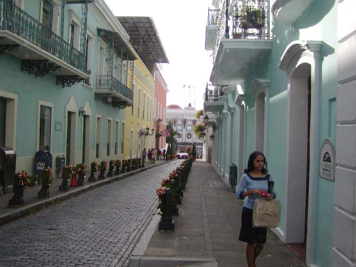 700x525 pixels (62K)