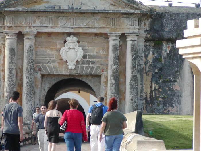 700x525 pixels (70K)