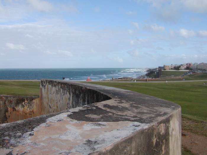 700x525 pixels (47K)