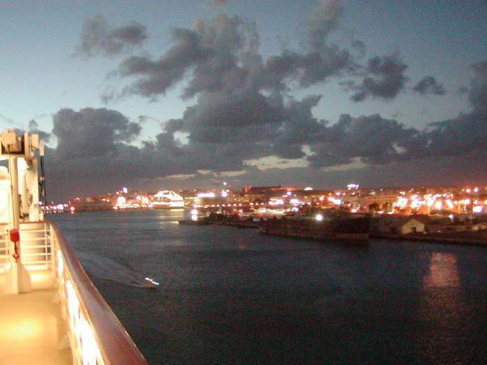 700x525 pixels (52K)