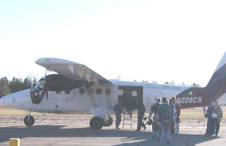 898x579 pixels (48K)